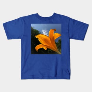 Orange Daylily against blue sky, summer garden Kids T-Shirt